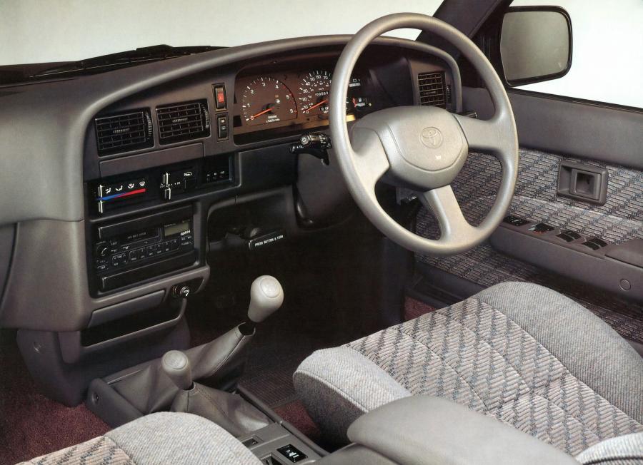 Интерьер Toyota 4Runner 5-Door 1992 года  (UK) (фото 2 из 12)